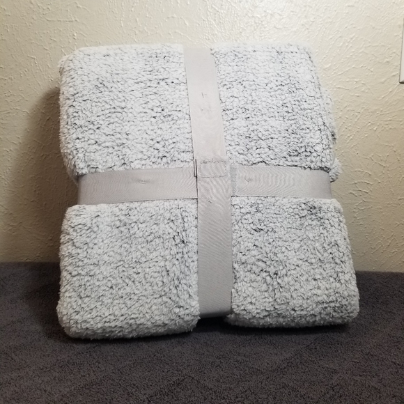 Posh Home Sherpa White, Grey Blanket Throw NWT - Picture 2 of 3